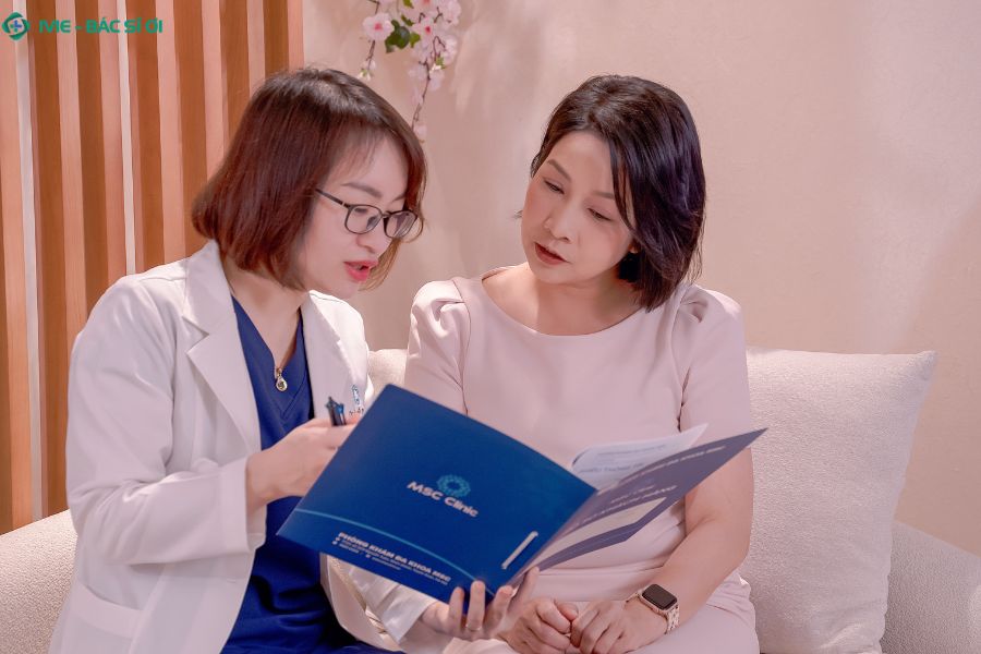 Hình ảnh ca sĩ Mỹ Linh trao đổi trực tiếp về tình trạng bệnh cùng bác sĩ tại MSC Clinic