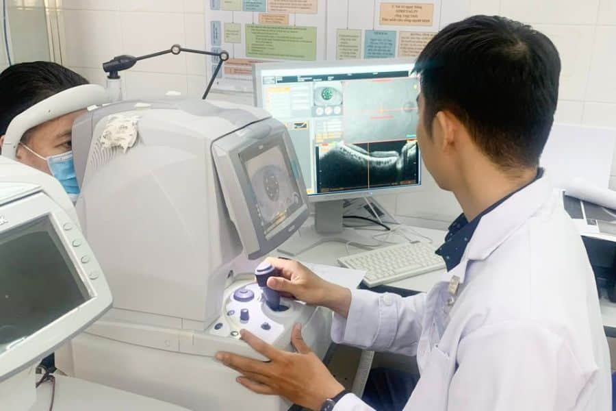 Bác sĩ chuyên khoa trực tiếp đo vẽ và thăm khám trước khi can thiệp phẫu thuật