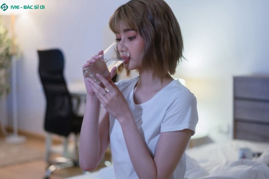 Uống quá nhiều nước hoặc dùng đồ uống kích thích buổi tối có thể khiến tiểu đêm nhiều