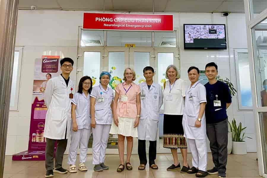 Các bác sĩ tại phòng Cấp cứu thần kinh thực hiện kỹ thuật tiêu sợi huyết cứu sống người bệnh nhồi máu não