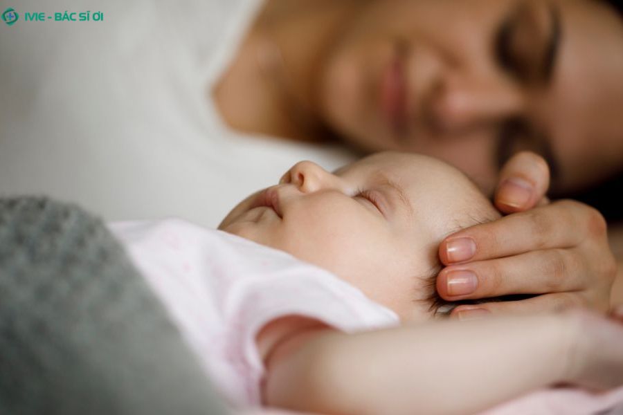Vì sao bé 7 tháng ngủ không yên