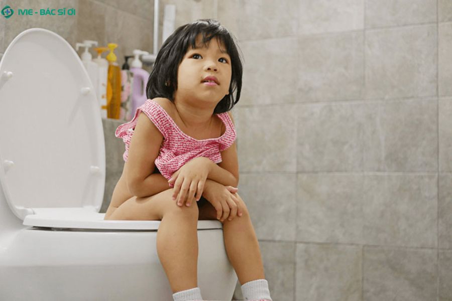 Nguyên nhân bệnh lý khiến trẻ 7 tuổi đi tiểu nhiều lần trong ngày