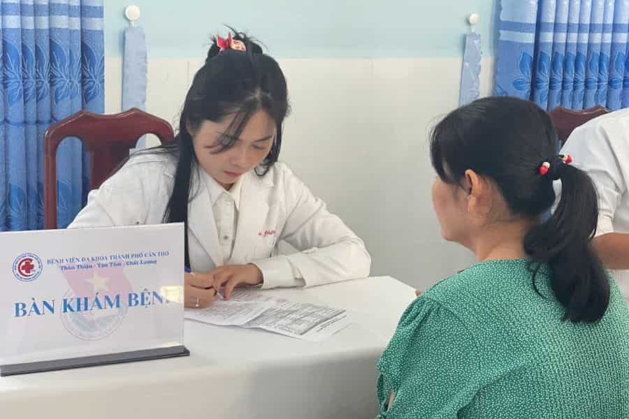 Đội ngũ bác sĩ tại Khoa Nội Tiết Bệnh viện Đa khoa TP Cần Thơ luôn tận tâm thăm khám và tư vấn cho từng người bệnh