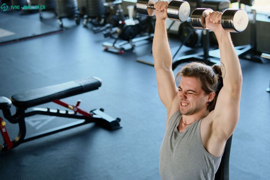 Chế độ dinh dưỡng lành mạnh và tập luyện thể thao giúp nam giới duy trì bản lĩnh và bảo vệ khả năng sinh sản