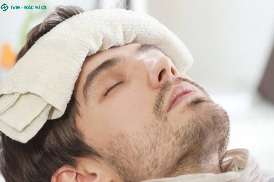 Chườm khăn ấm giúp hạ sốt nóng lạnh hiệu quả cho người lớn