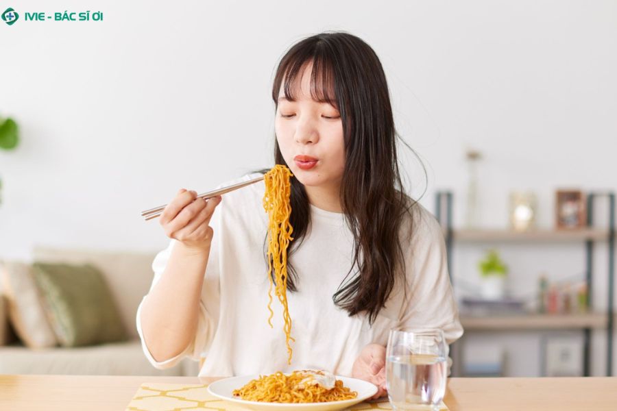 Sau sinh 1 tháng ăn mì cay được không? Giải đáp cho mẹ bỉm mê món cay