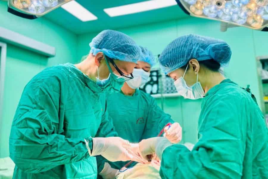 Đội ngũ bác sĩ chuyên khoa giỏi và sự phối hợp liên chuyên khoa tại Bệnh viện 30-4 giúp đảm bảo an toàn tối đa cho từng ca phẫu thuật