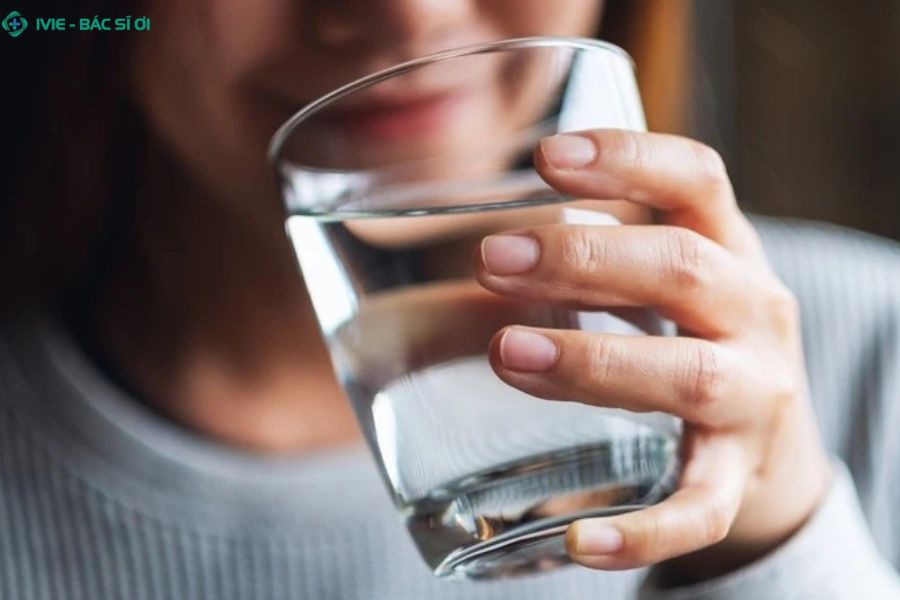 Uống nước ấm khi bị nóng bụng