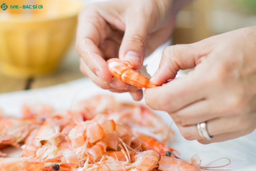 Tôm có thể là món ăn bổ dưỡng cho người đang bị viêm amidan nếu được sử dụng đúng cách và hợp lý