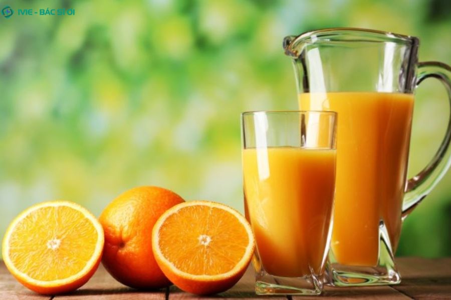 Bé 7 tháng có nên uống nước cam?