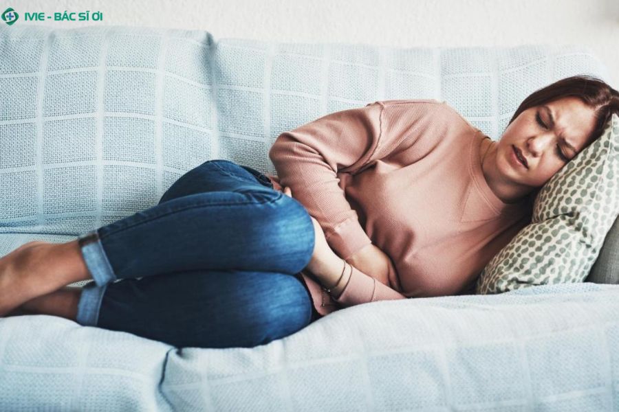 Dấu hiệu cảnh báo cần cấp cứu ngay: nôn ra máu, đi ngoài phân đen, hoa mắt chóng mặt và tụt huyết áp