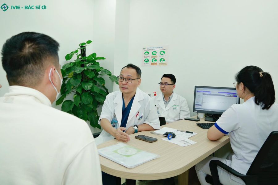 Khám bộ phận sinh dục nam tại Bệnh viện Đại học Y Dược Linh Đàm