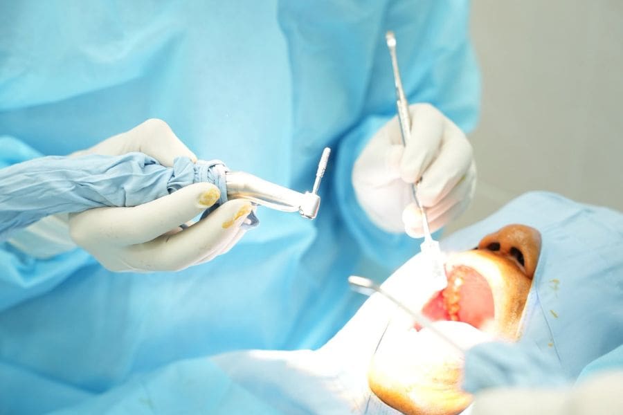 Bệnh viện 30-4 trang bị hệ thống ghế nha khoa hiện đại, tiếp nhận khám và nhổ răng an toàn cho người bệnh