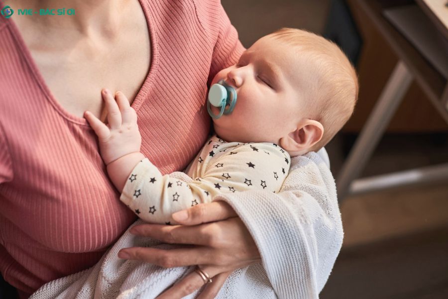 Cách chăm sóc bé tại nhà khi nghi viêm phổi