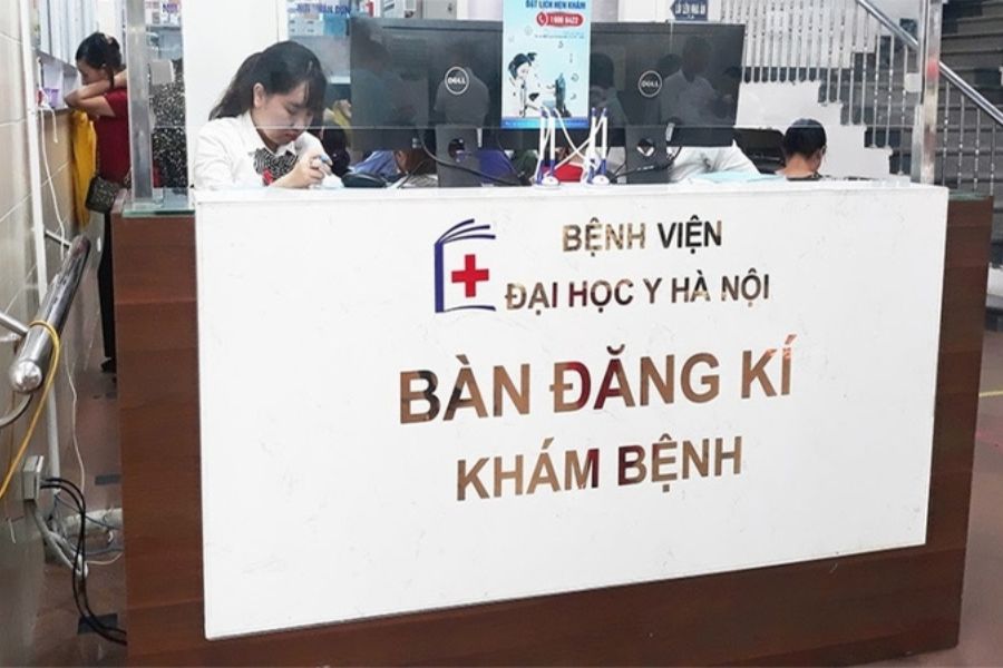 Khu vực quầy tiếp đón và đăng ký thủ tục khám bệnh tại sảnh tầng 1 tòa nhà A2