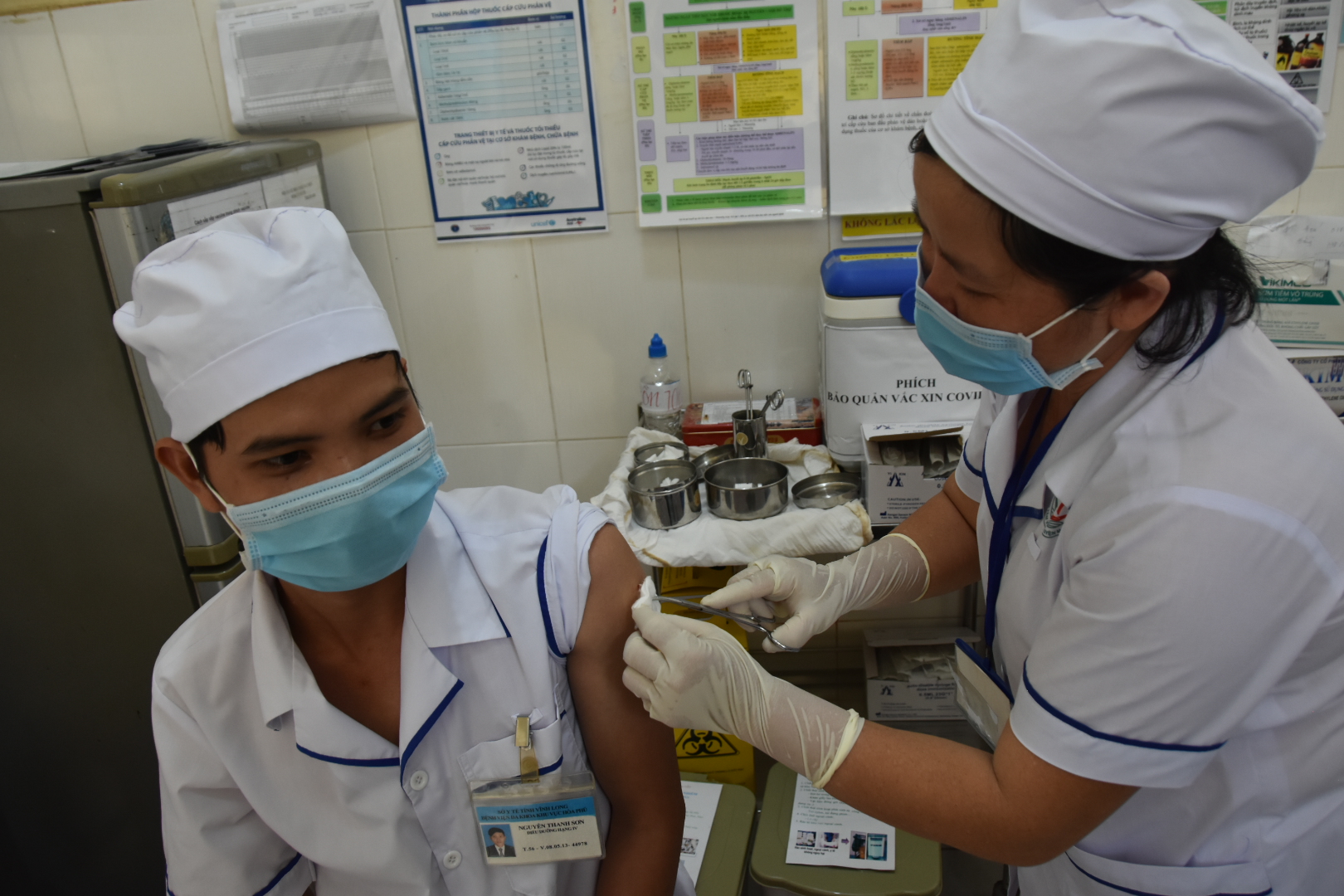 Tiêm vắc xin phòng COVID-19 cho cán bộ y tế theo Nghị quyết 21 tại Trung tâm y tế huyện Măng Thít- tỉnh Vĩnh Long  Ảnh: Khôi Nguyễn