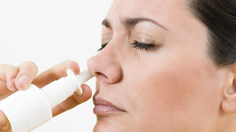 Cơ chế giảm viêm ở niêm mạc mũi, từ đó giúp cải thiện dẫn lưu xoang.