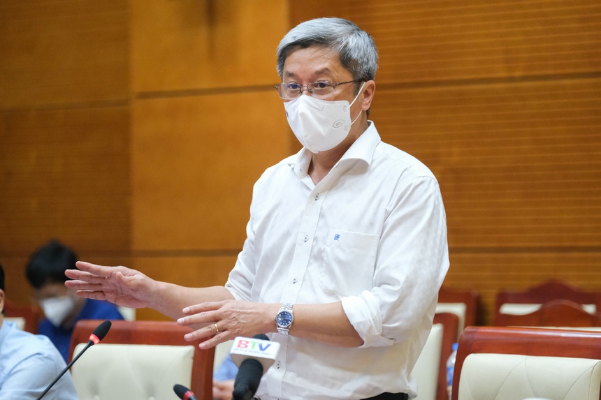 Thứ trưởng Bộ Y tế Nguyễn Trường Sơn phát biểu tại cuộc họp tối 16/5 với tỉnh Bắc Ninh