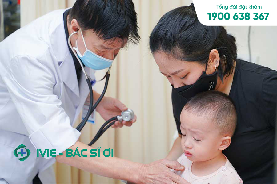 Bác sĩ thăm khám cho trẻ nhỏ tại bệnh viện An Việt