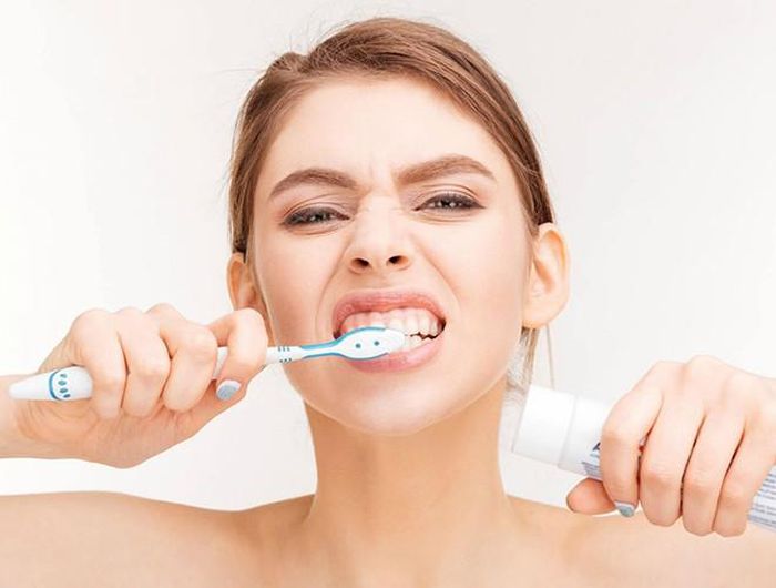 Đánh răng quá mạnh