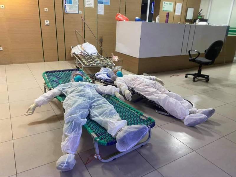 Cũng sống trong vùng đang có dịch COVID-19 ở Thuận Thành, Bắc Ninh, ngày 3/5, bệnh nhân N.D.T (nam, 54 tuổi) xuất hiện sốt, ho khan. Ngày 9/5 xét nghiệm SARS-CoV-2 dương tính được điều trị tại Bệnh viện địa phương. Chỉ một ngày sau đó, bệnh nhân xuất hiện khó thở được chuyển đến điều trị tại khoa Cấp cứu, Bệnh viện Bệnh Nhiệt đới Trung ương.  Tình trạng suy hô hấp ngày càng tăng, ngày 12/5 bệnh nhân được đặt ống nội khí quản chuyển khoa Hồi sức tích cực. Bệnh nhân được điều trị hồi sức tích cực, thở máy, kháng sinh, corticoid, thuốc phòng chống huyết khối, dinh dưỡng. Tình trạng hô hấp của bệnh nhân cải thiện.  Đến 19/5 bệnh nhân được dừng thở máy, rút ống nội khí quản chuyển thở oxy, đến 22/5 bỏ được thở ôxy. Ngày 25/5 bệnh nhân không sốt, không khó thở, toàn trạng ổn định, tự đảm bảo ăn uống sinh hoạt cá nhân, được chuyển khoa khác theo dõi điều trị tiếp.