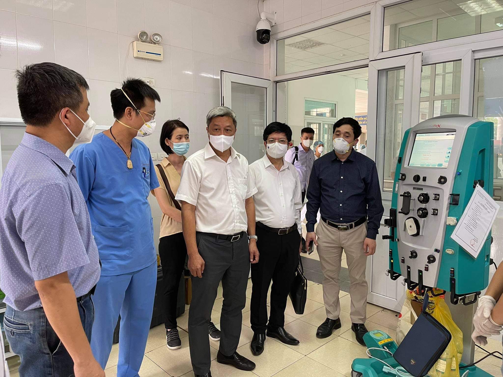 Thứ trưởng Nguyễn Trường Sơn kiểm tra đơn vị điều trị tích cực (ICU) mới được Bệnh viện Bạch Mai hỗ trợ thiết lập tại Bệnh viện Phổi tỉnh Bắc Giang.