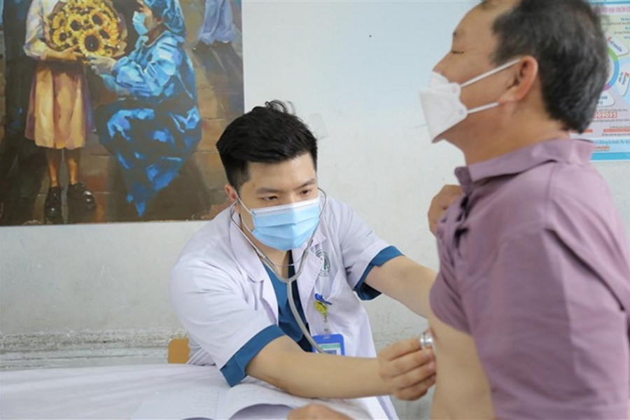 Bác sĩ Bệnh viện đa khoa Đức Giang khám cho người bệnh