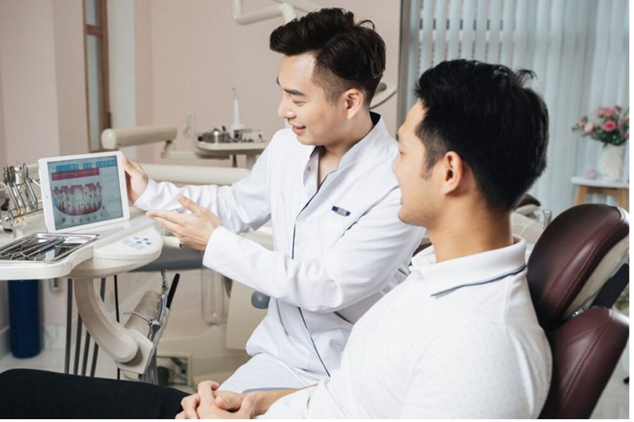 Bác sĩ đang tư vấn các loại dịch vụ cho bệnh nhân