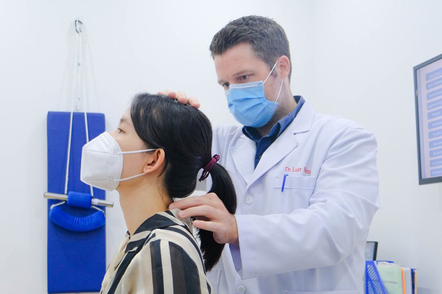 Bác sĩ điều trị tại phòng khám ACC Chiropractic Quận 5- TP Hồ Chí Minh