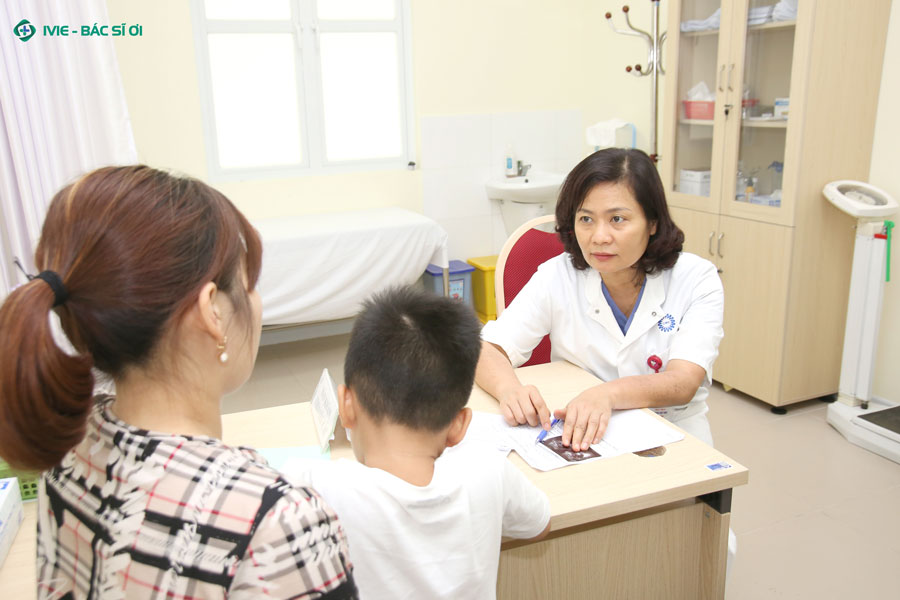Bác sĩ Hoa khoa Phẫu thuật Nhi Bệnh viện Việt Đức đang thực hiện khám cho trẻ