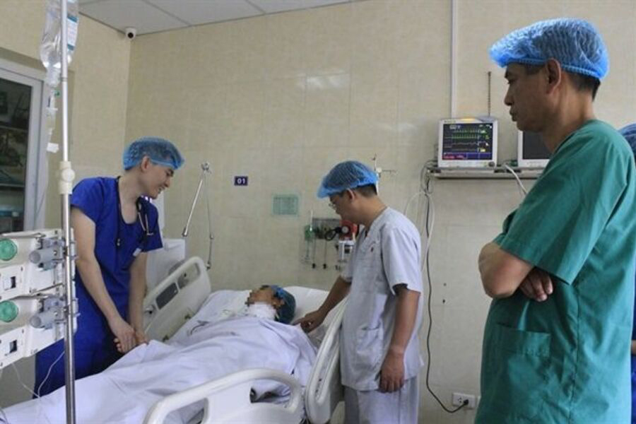 Bác sĩ Hữu Hoài Anh thăm người bệnh sau phẫu thuật