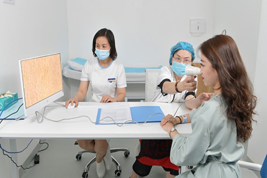 Bác sĩ soi da để thấy rõ và chẩn đoán tình trạng da