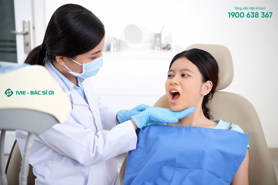 Khi gặp các vấn đề răng miệng bạn nên thăm khám với bác sĩ để được điều trị thích hợp