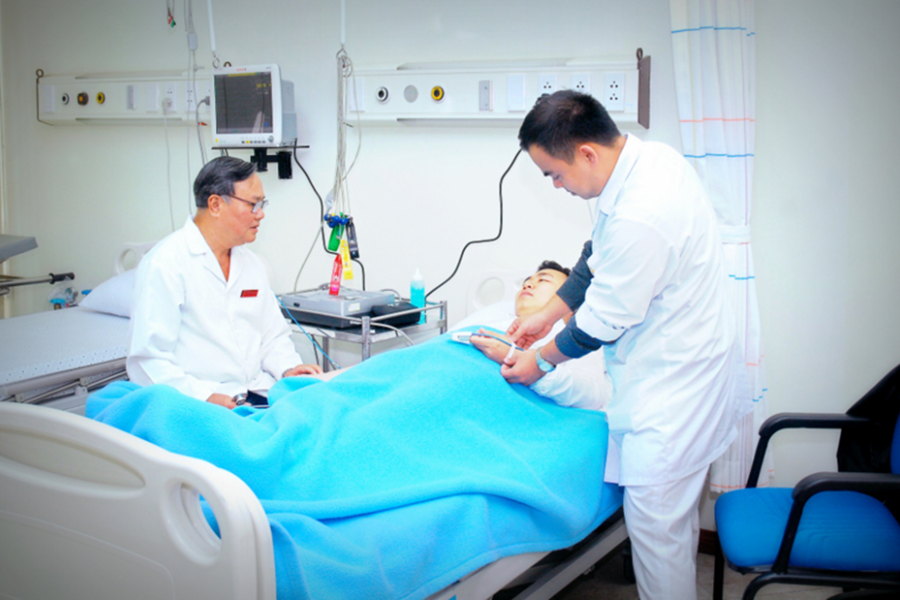 Bác sĩ khám bệnh cho bệnh nhân - phòng khám Thanh Chân