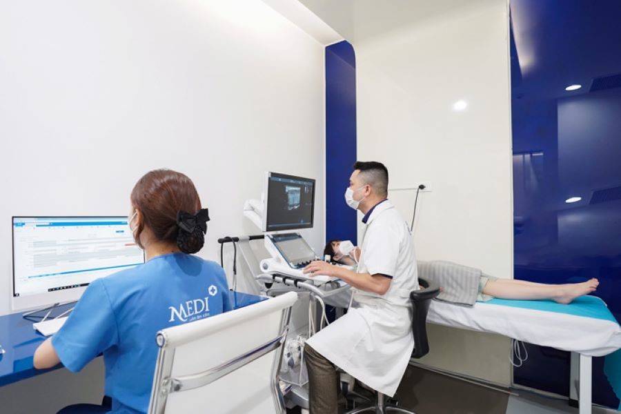 Bác sĩ Mai Văn Bằng thực hiện siêu âm - chẩn đoán hình ảnh cho người bệnh