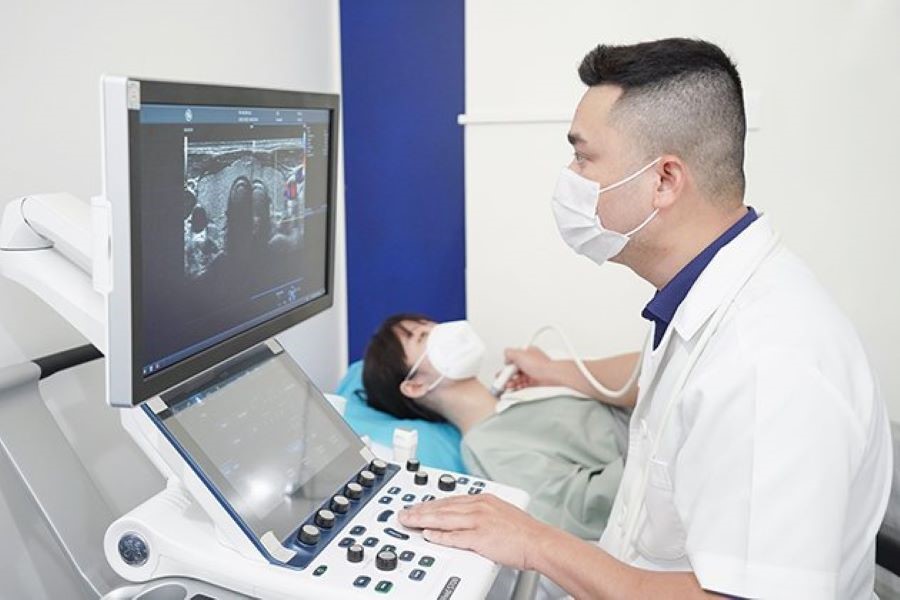 Bác sĩ MEDIPLUS tiến hành khám bệnh cho bệnh nhân