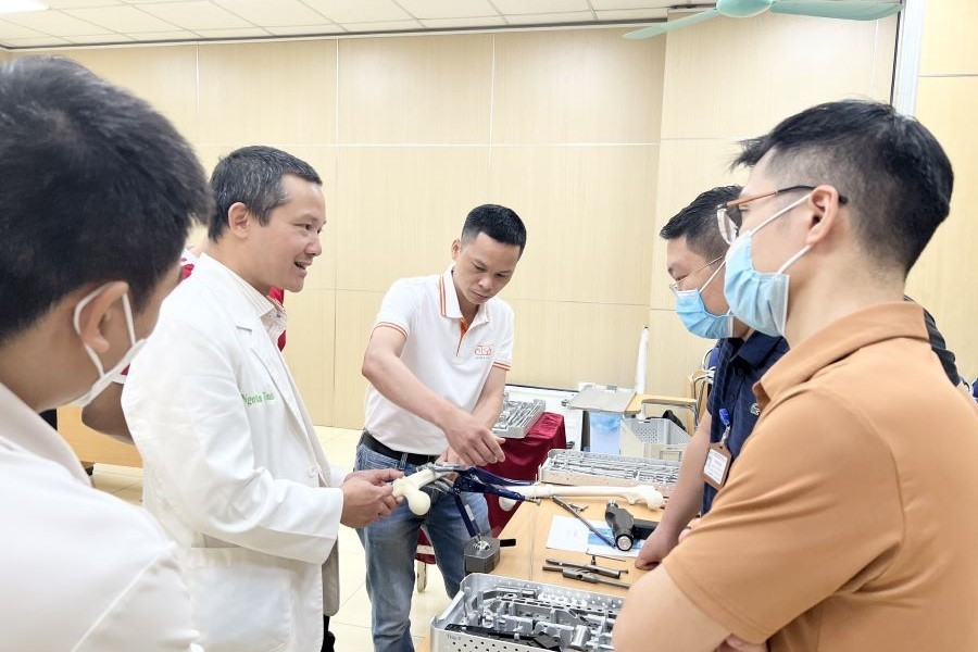 Bác sĩ Toàn đang thực hành khám, chẩn đoán trên xương giả (ảnh: BV Việt Đức)