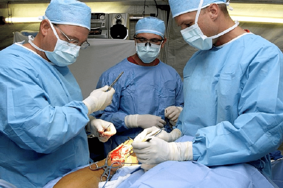 Bác sĩ ngoại khoa phẫu thuật cho bệnh nhân đứt gân Achilles