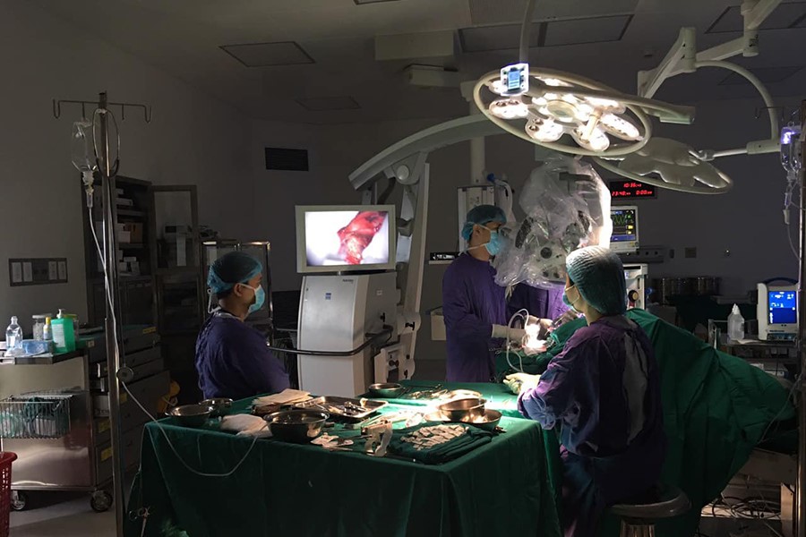 Các bác sĩ khoa Phẫu thuật Thần kinh thực hiện ca phẫu thuật điều trị cho bệnh nhân