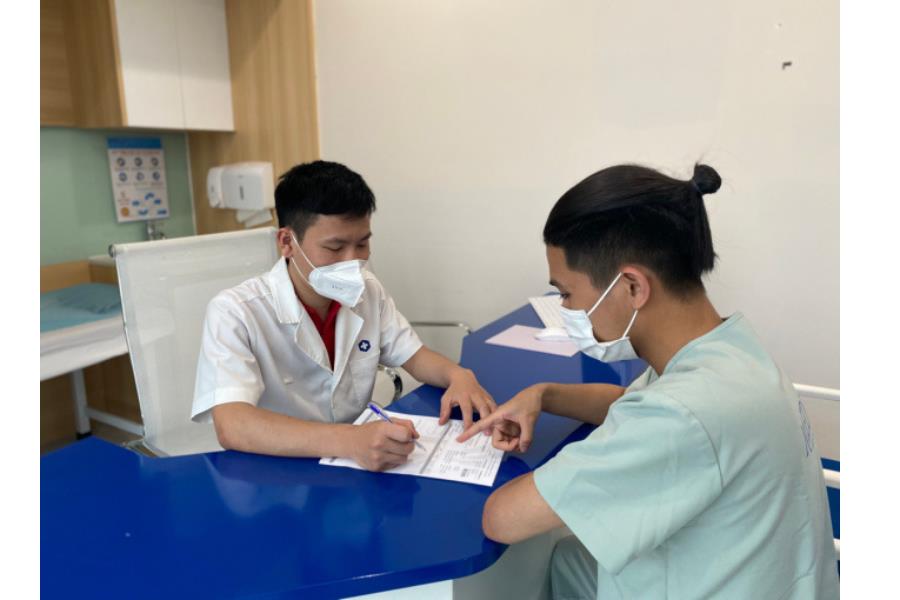 Thạc sĩ, Bác sĩ Nguyễn Hữu Thảo thực hiện khám và điều trị bệnh lý Nam khoa (ảnh MEDIPLUS)