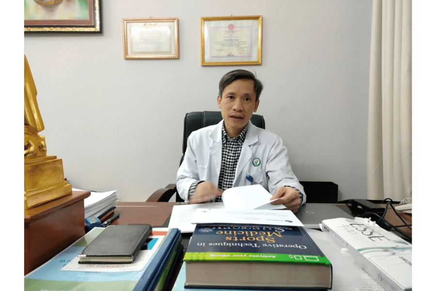 Phó giáo sư, Tiến sĩ, Bác sĩ Nguyễn Mạnh Khánh, Phó Viện trưởng Viện Chấn thương Chỉnh hình Bệnh viện Việt Đức