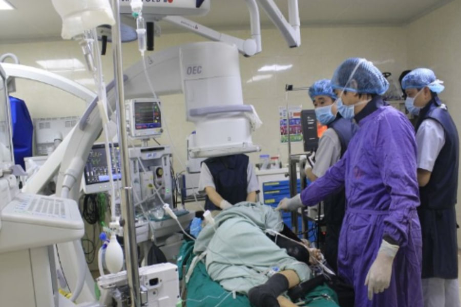 Bác sĩ Lâm tham gia phẫu thuật sỏi túi mật cho người bệnh 