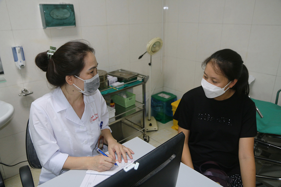 Bác sĩ Nguyễn Thị Kiều Oanh nhận được sự tin tưởng, của thai phụ và bệnh nhân (ảnh BV E)