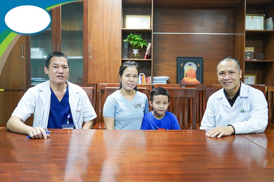 Bác sĩ Lê Hồng Quang (bên trái) và bệnh nhi
