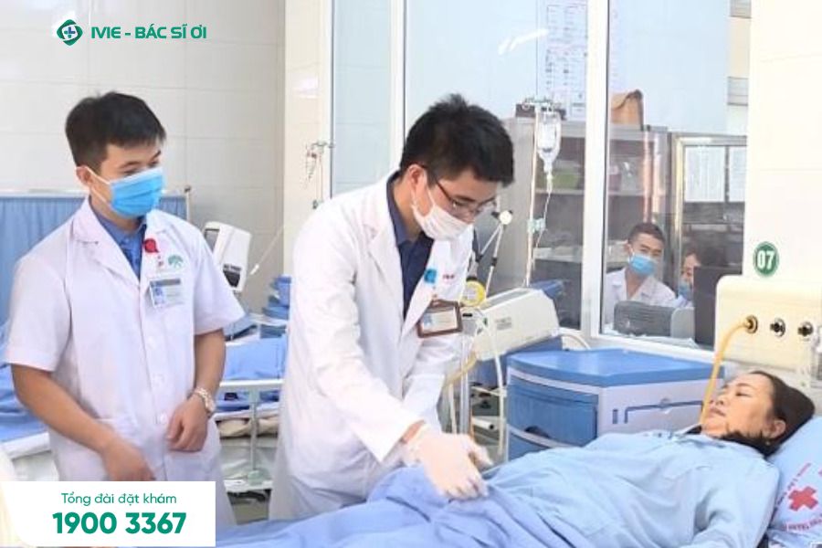 Bác sĩ khám bệnh tại Khoa Nội tổng hợp bệnh viện Đa khoa tỉnh Thanh Hóa