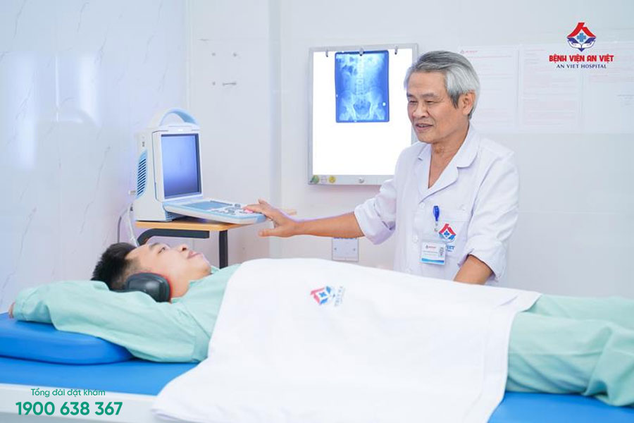 Bác sĩ Phan Văn Thắng đang điều trị cho người bệnh tại Bệnh viện An Việt