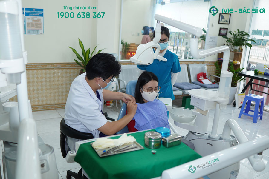 BSCKI Hồ Trung Lý thực hiện điều trị răng cho người bệnh