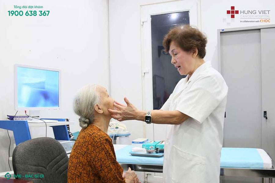 PGS. TS Nguyễn Thị Ngọc Dinh đang làm việc tại Bệnh viện Ung bướu Hưng Việt 