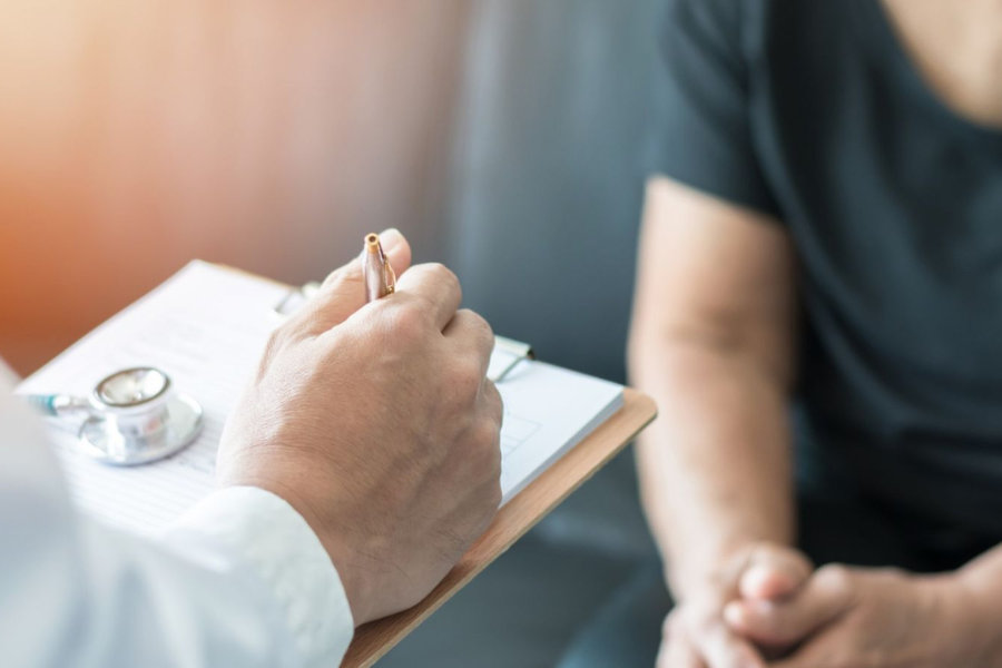 Các bác sĩ thực hiện khám và chẩn đoán bệnh cho bệnh nhân