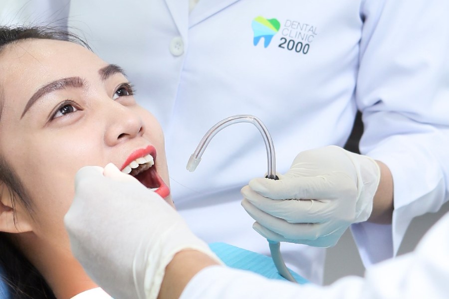 Bác sĩ thực hiện thẩm mỹ răng cho bệnh nhân - Phòng khám Nha khoa 2000